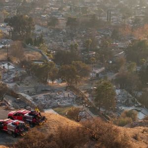 "Alerte météo à Los Angeles: retour des vents violents, incendies toujours menaçants"