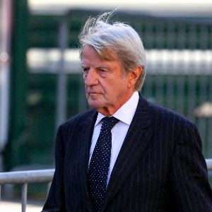 Bernard Kouchner perd son sang-froid et tape du poing sur l’affaire Abbé Pierre !