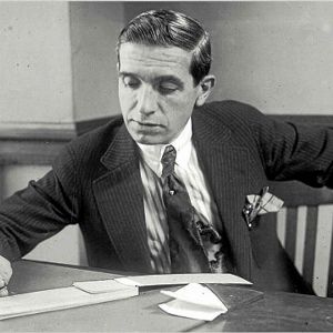 "Découvrez l'histoire fascinante de Charles Ponzi, le génie italien de l'arnaque !"