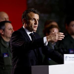 "Emmanuel Macron veut plus de jeunes volontaires pour renforcer les armées : un changement majeur en cours"