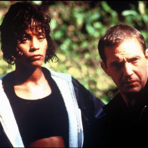 "Émotion : Kevin Costner fête ses 70 ans en rendant hommage à Whitney Houston"