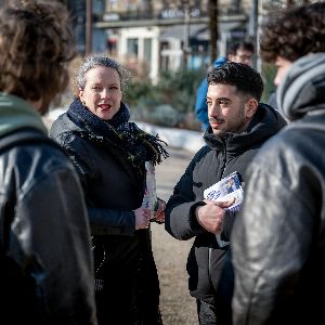 "François Ruffin critique la stratégie de LFI après la défaite aux législatives partielles en Isère"