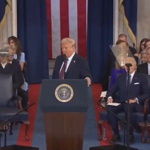 Hillary Clinton se met à rire pendant le discours d'investiture de Trump, découvrez pourquoi !