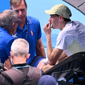 "Incroyable : Jannik Sinner secoué par des tremblements, mais se qualifie à l’Open d’Australie"