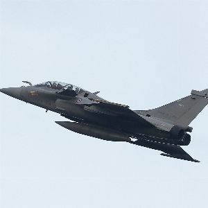 Incroyable sauvetage ! Des avions égarés dans le brouillard à Paris, l'armée de l'Air intervient