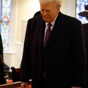 "Incroyable ! Trump prête serment sur une Bible spéciale pour son investiture"