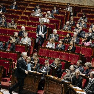 "La macronie en alerte maximale face aux manœuvres politiques de Bayrou et du PS!"