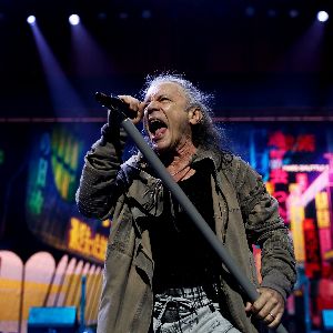 Le chanteur d'Iron Maiden dévoile ses talents d'escrimeur en France