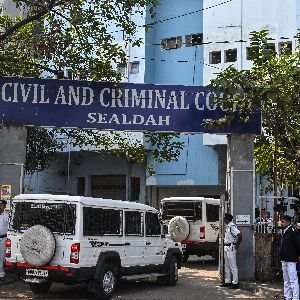 "Le choc en Inde: condamné à la prison à vie pour le viol et le meurtre d'une médecin"