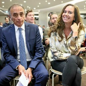 "Le choix surprenant d'Éric Zemmour et Sarah Knafo d'assister à l'investiture de Donald Trump intrigue la sphère politique"