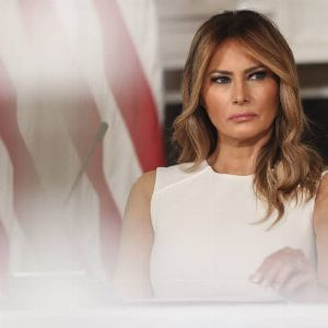 "Le look très chic de Melania Trump avec Dior et Louboutin fait sensation"