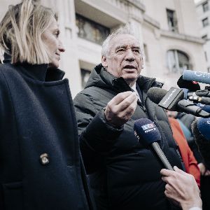 "Les secrets des concessions de Bayrou au PS dévoilés en exclusivité !"