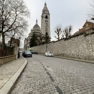 "Paris prend un virage radical : adieu places de parking, bonjour végétalisation à Montmartre !"