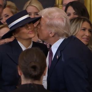 Quand le chapeau de Melania Trump gâche le baiser de Donald pendant l'investiture