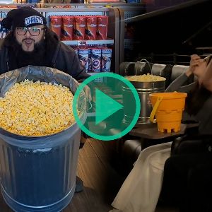 Régal garanti : Cette chaîne de cinéma offre du pop-corn à volonté dans tous les contenants !