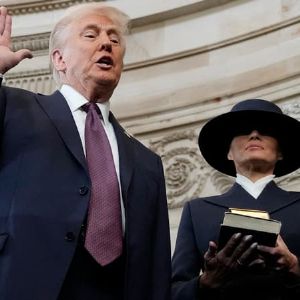 "Scandale à l'investiture de Donald Trump: pourquoi il a refusé de poser la main sur la Bible"