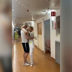 Un patient marseillais en rémission célèbre sa guérison par une danse virale avec son infirmière