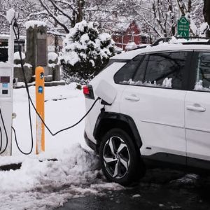 "10 astuces pour protéger la batterie de votre voiture électrique par temps froid"