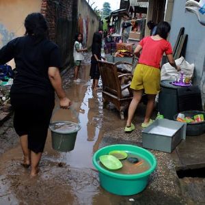 "16 morts et 10 blessés dans un glissement de terrain sur l'île de Java : bilan tragique en Indonésie"