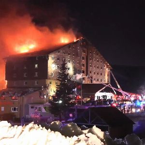 "76 morts dans l'incendie d'un hôtel de luxe en Turquie: scène tragique en altitude"