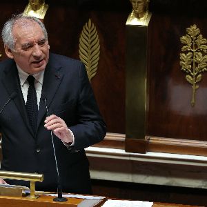 "Bayrou divise le projet de loi sur la fin de vie : tensions avec Braun-Pivet et les défenseurs initiaux"