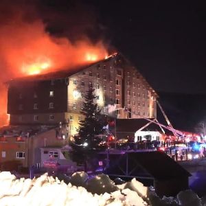 "Drame en Turquie : 66 victimes dans l'incendie meurtrier d'un hôtel de ski"