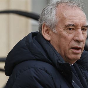 François Bayrou persiste à se rendre à Pau malgré les critiques