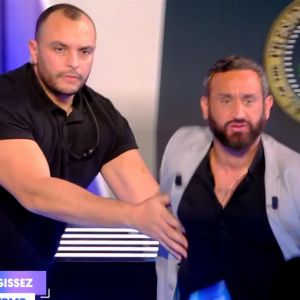 "Incroyable : un fan perturbe l'émission TPMP, Cyril Hanouna maîtrise la situation"