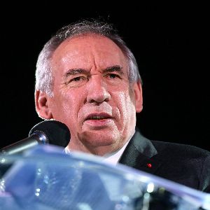 "La percée des pro-Macron en Isère : Bayrou met en avant l'appel au rassemblement des électeurs"