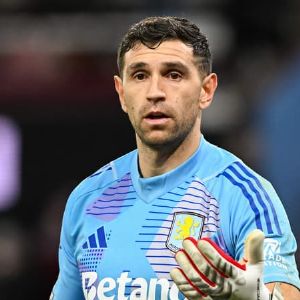 "Le gardien Emiliano Martinez, star controversée, défie Monaco dans un duel de titans"