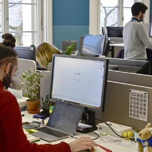 Patrons divisés sur l'idée de travailler gratuitement 7 heures de plus par an : quel impact sur les entreprises ?