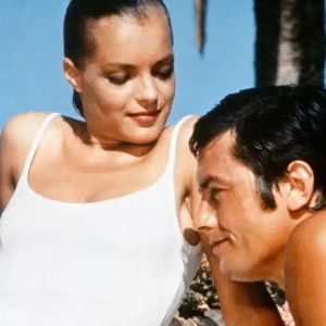 "Révélations post-mortem chocs d'Alain Delon sur Romy Schneider : confessions inédites en vidéo"