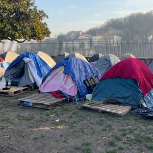 "Alerte froid à Lyon : des migrants dorment toujours sous des tentes au jardin des Chartreux"