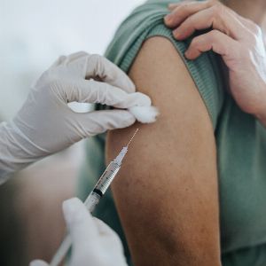 "Alerte : La grippe et le Covid-19 en pleine flambée ! Campagne de vaccination prolongée"