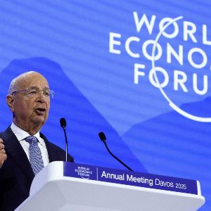 "Découvrez l'homme derrière le Forum économique mondial de Davos"