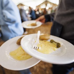 "Découvrez le scandale de la raclette à 1 euro pour aider les étudiants précaires !"