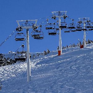 "Drame au ski en Isère : une fillette de 10 ans perd la vie après un choc contre une paroi rocheuse"