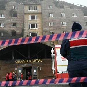 "Drame en Turquie : familles entières, dont de nombreux enfants, périssent dans l'incendie d'un hôtel de ski de luxe"