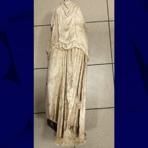 "Incroyable découverte en Grèce : une statue antique cachée dans un sac près des poubelles"