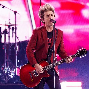 "Incroyable ! Green Day attaque Elon Musk en changeant les paroles d'« American Idiot » lors d'un show en Afrique du Sud"