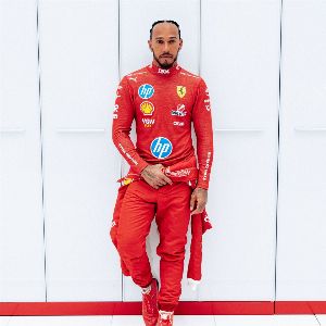 "La photo tant attendue de Lewis Hamilton en combinaison rouge chez Ferrari divise les fans de F1"