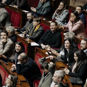 "LFI propose la convocation d'une Assemblée constituante pour rédiger la Constitution de la VIe République"