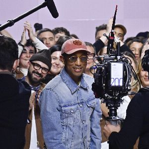 Pharrell Williams crée l'événement en ouvrant la Fashion Week masculine au Louvre