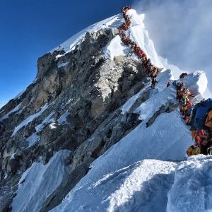 "Prix de l'ascension de l'Everest en forte hausse: le Népal profite de son attraction pour les alpinistes"