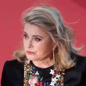 "Révélations intimes : Catherine Deneuve se confie sur la perte de sa soeur et de sa mère"