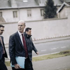 "Scandale imminent : retraités épargnés des nouveaux impôts selon Eric Lombard"