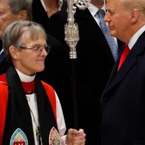 "Trump attaqué en plein sermon par une évêque sur les droits des LGBTQ : une vidéo choc"