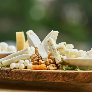 "Alerte alimentation : découvrez quels fromages au lait cru sont sûrs pour les femmes enceintes !"