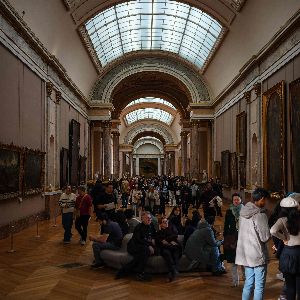 "Alerte au Louvre : dégradations, inondations et tension parmi le personnel"