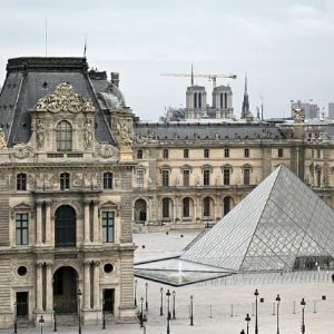 "Alerte au Louvre : la présidente dénonce la vétusté du musée !"